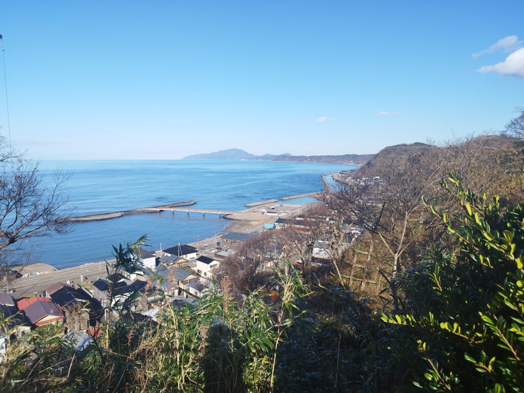 高台から望む出雲崎町の海沿いの町並み