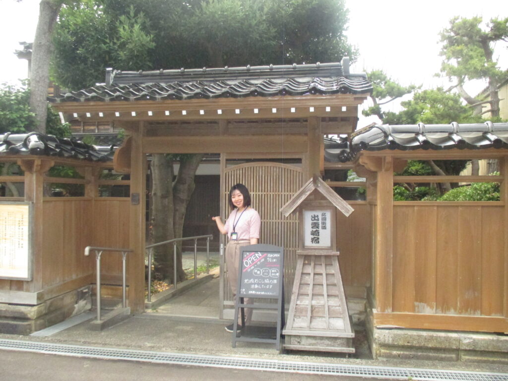 出雲崎宿の前に立つ北谷美穂さん