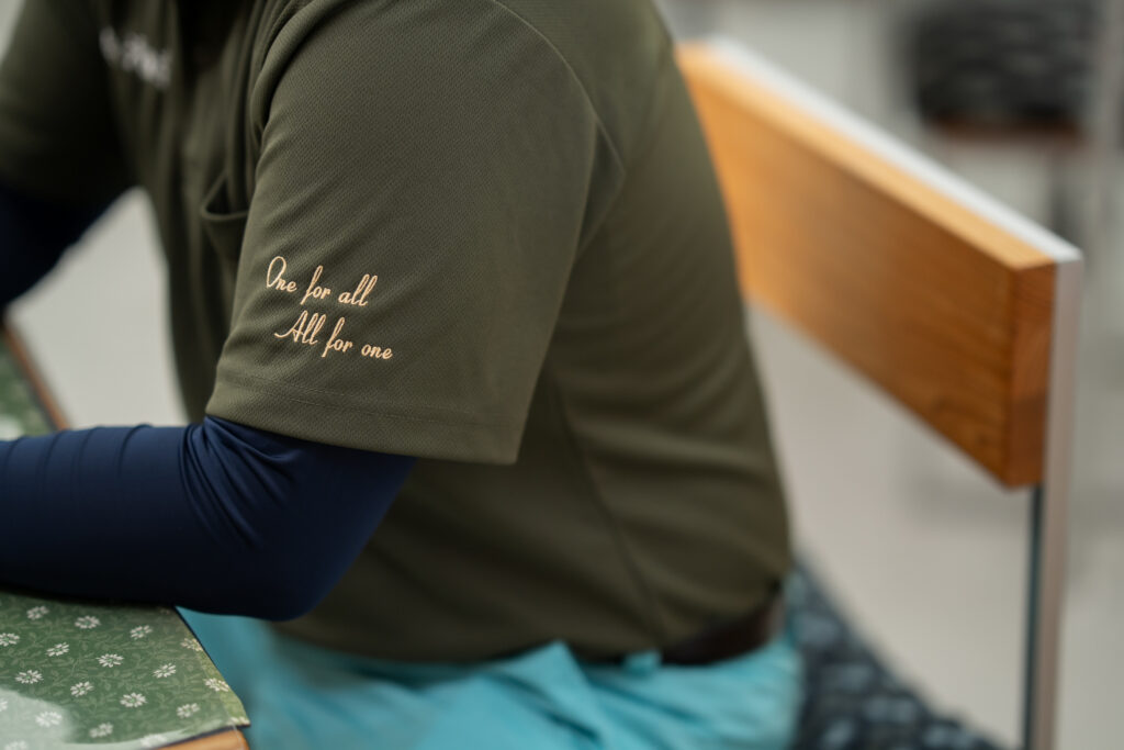 ユニフォームの袖に刺繍された「One for all, All for one」の言葉