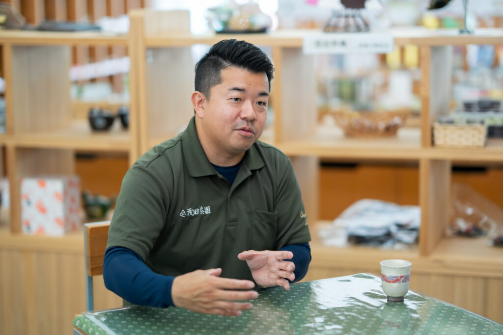 お茶を前に語る浅田さん